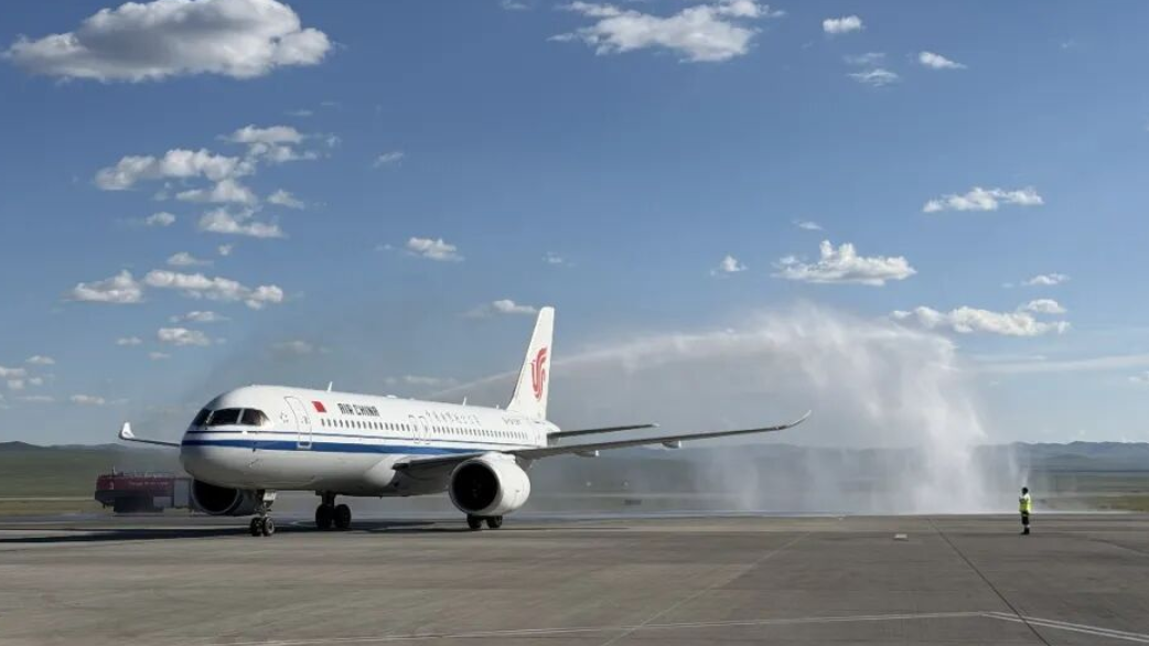 國產大飛機C919飛機航班編號CA723，下午3時多由北京首都國際機場起飛，約2小時後抵烏蘭巴托，機場以國際民航界最高榮譽儀式「水門禮」迎接(網上圖片)