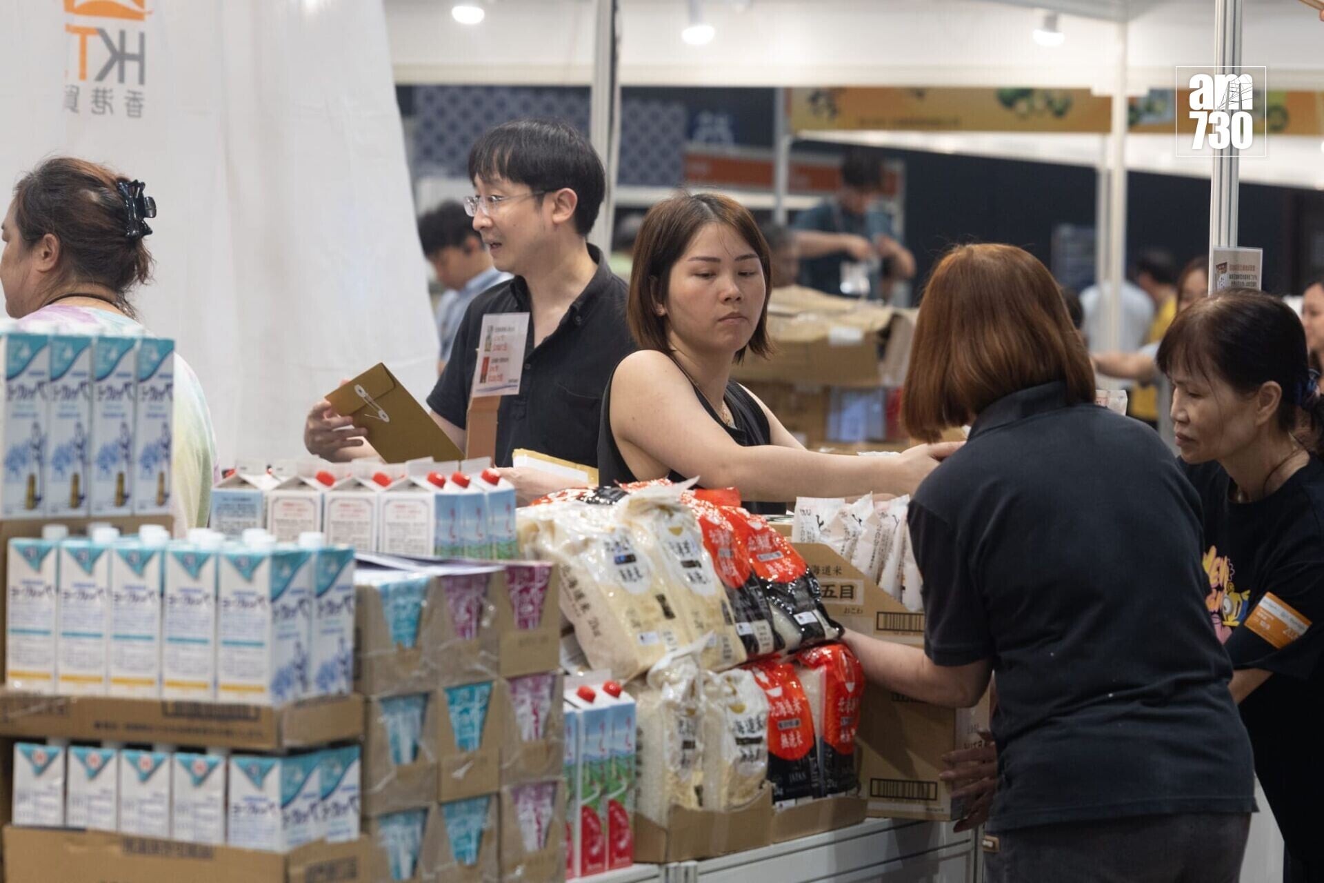展商密鑼緊鼓準備美食博覽開幕。(蘇文傑攝)