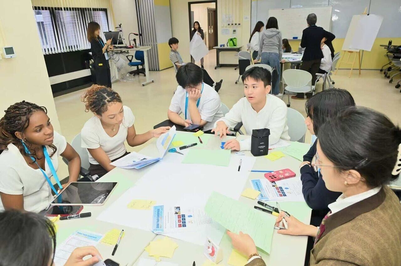 學生組成跨國團隊圍繞已選定的可持續發展主題展開討論 (1)
