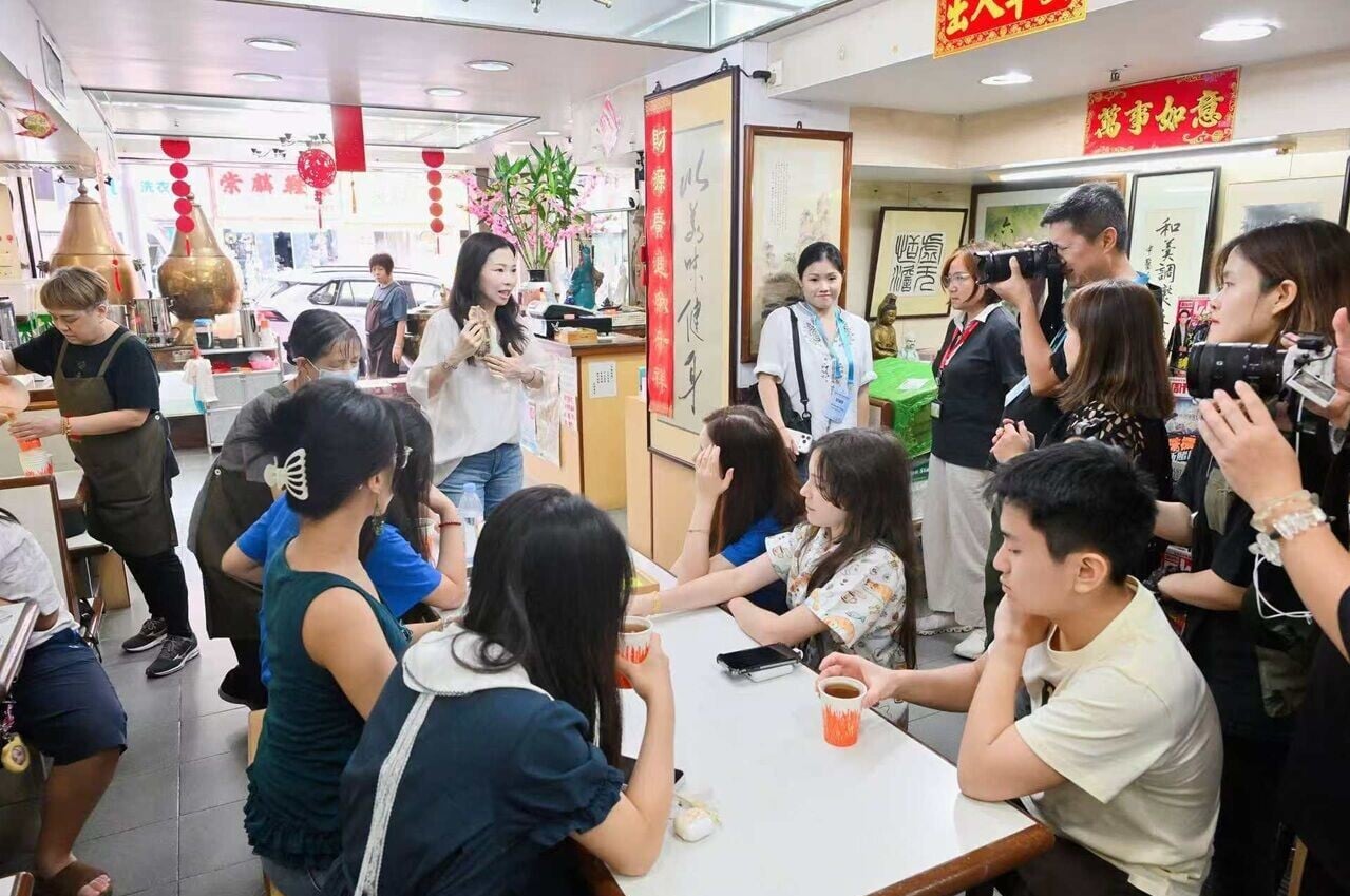 恭和堂創辦人孫女嚴心寧女士向學生介紹了龜苓膏的歷史淵源