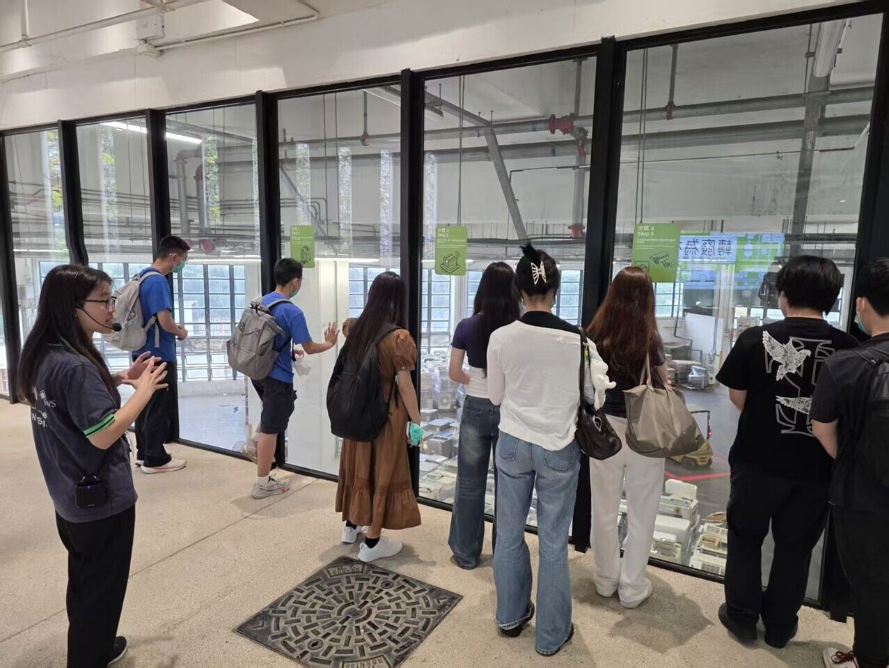 學生由導賞員帶領參觀WEEE·PARK大型電子廢物處理設施及電子廢物的處理流程