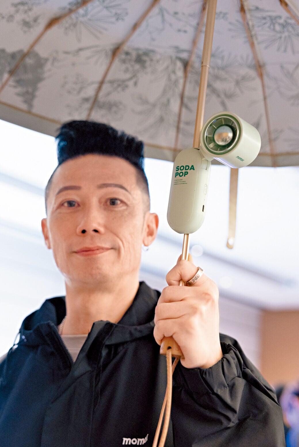 展商Momax推出可直接夾在雨傘上使用的風扇。