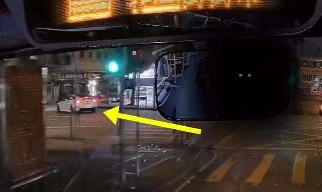 Tesla已由左一線連切4條行車線至最右線,並迅速右轉入康樂街。(FB/車cam L(香港群組))