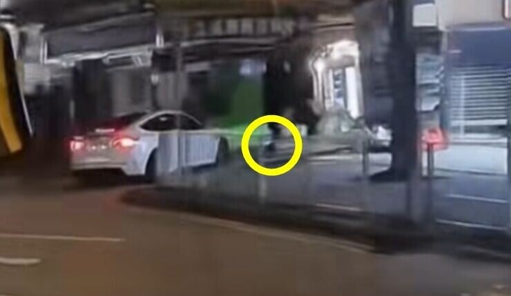 但懷疑收掣不及撞飛一名途人。(FB/車cam L(香港群組))