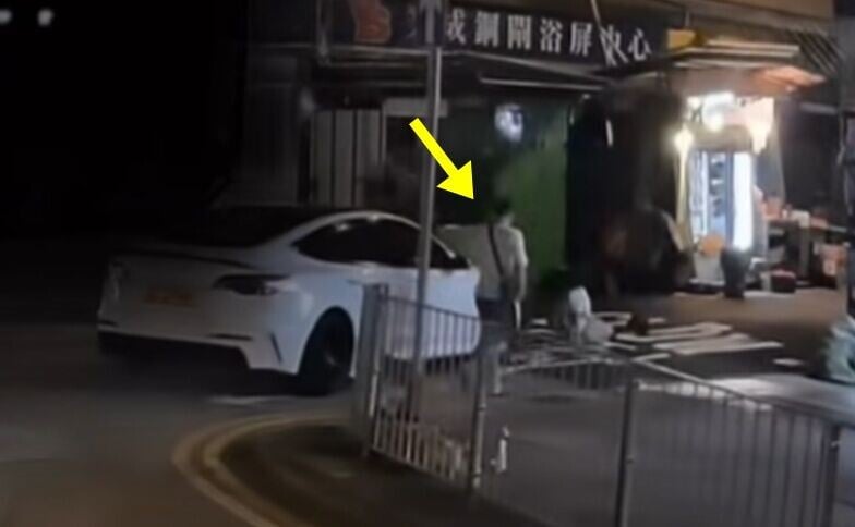 Tesla男司機隨即下車了解情況。(FB/車cam L(香港群組))