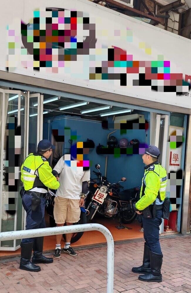 警方共發出11張定額罰款通知書及18張傳票,票控違規駕駛導師及學習駕駛人士。(警方圖片)