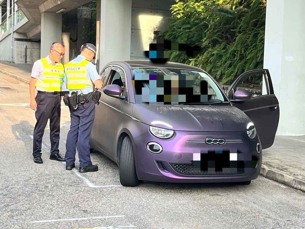 警方共發出11張定額罰款通知書及18張傳票,票控違規駕駛導師及學習駕駛人士。(警方圖片)