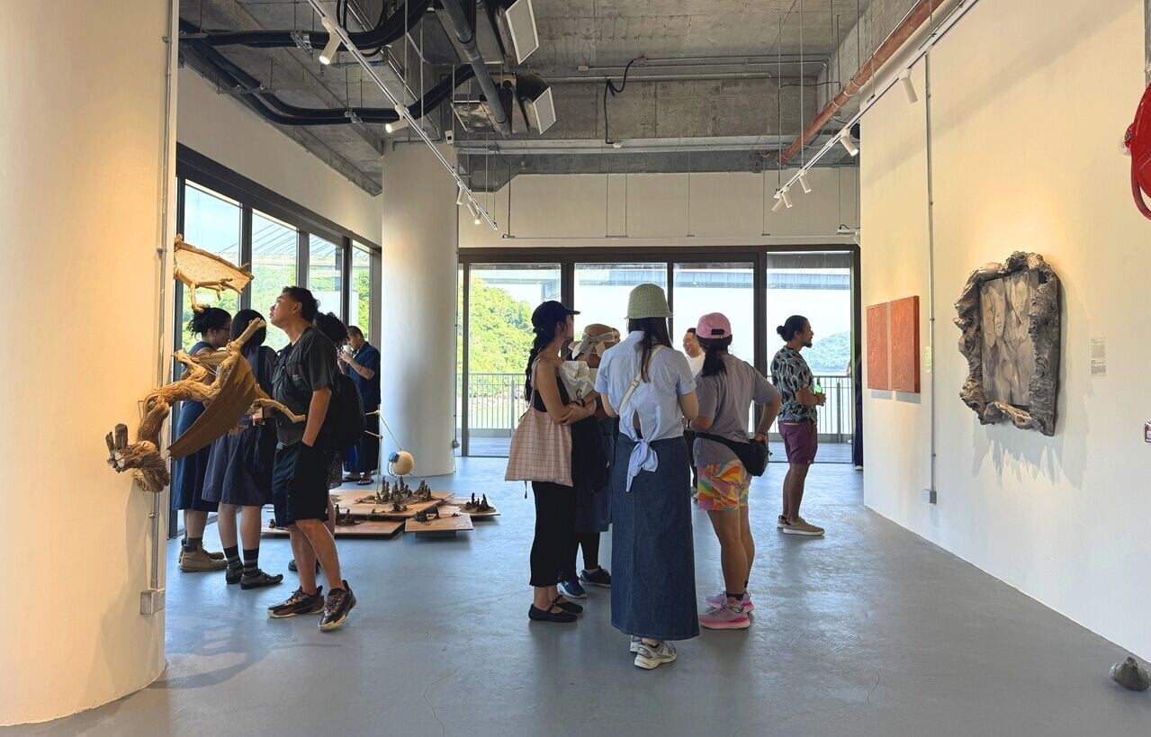 在「馬灣1868」舉行的「溯流生息」展覽,吸引大批市民登島參觀。jpg