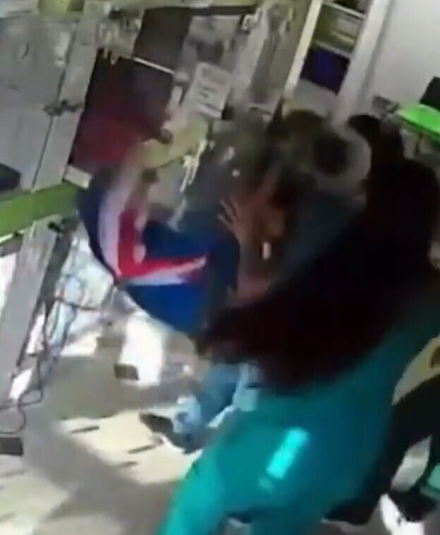 獸醫與醫護團隊至少5人冒著生命危險、第一時間衝入病房,逐一抱走住院動物。(X)