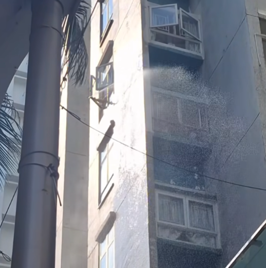 黃埔花園住戶水喉射外牆,街道「落雨」引街坊途人怒罵。(Threads)