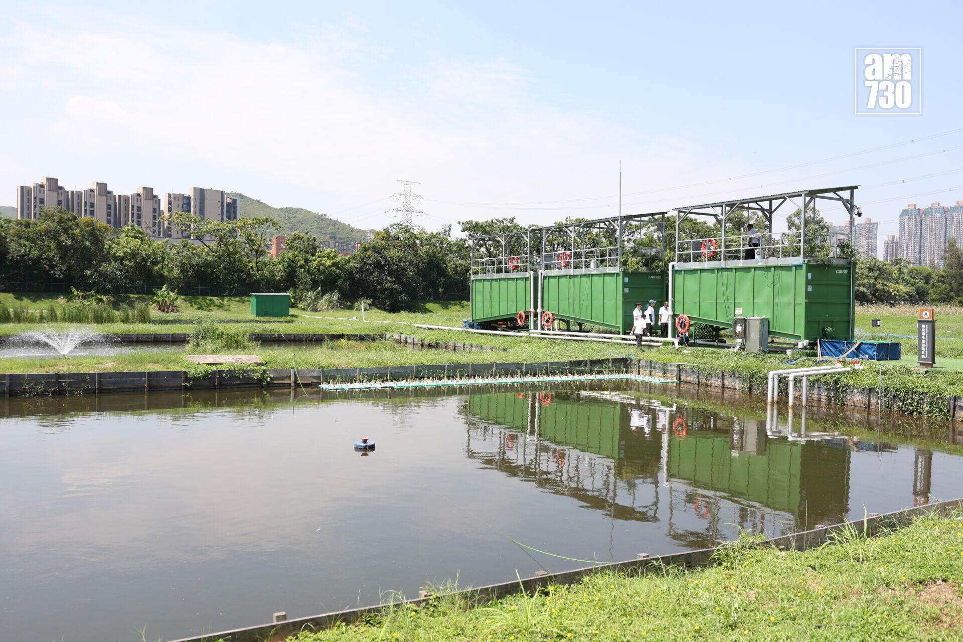 於元朗凹頭漁業辦事處 養殖示範場的集裝箱生態養殖系統 及 4個生態池塘沉澱淨化 環境