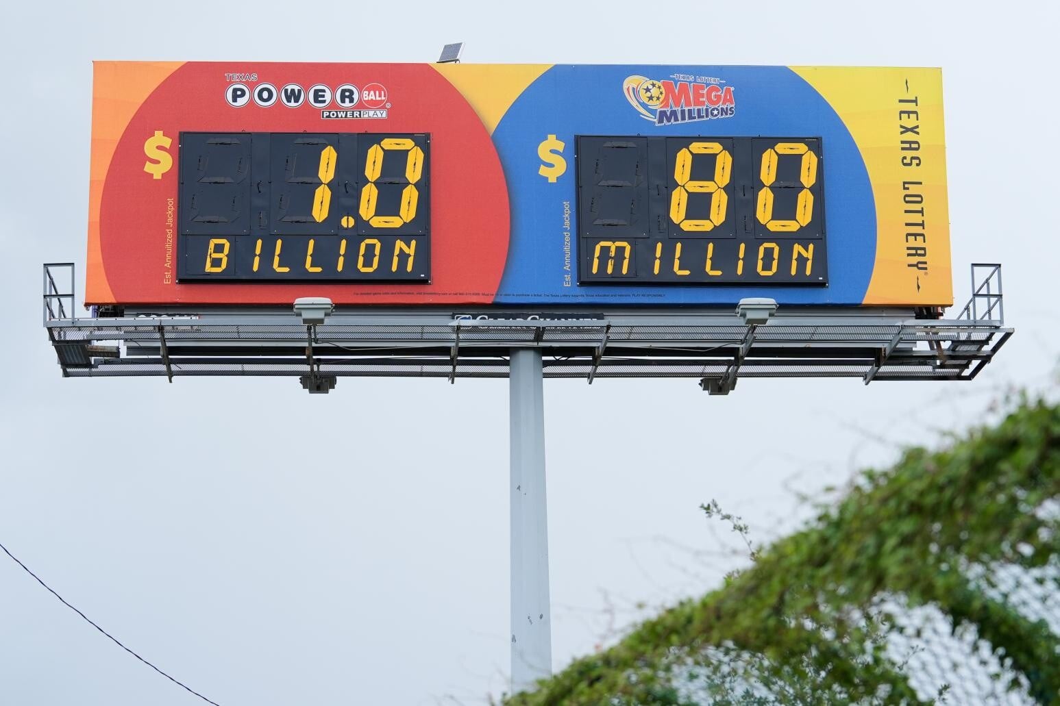 美國強力球（Powerball）彩券8月12日開出頭獎，幸運兒獨得10.4億美元。（美聯社）