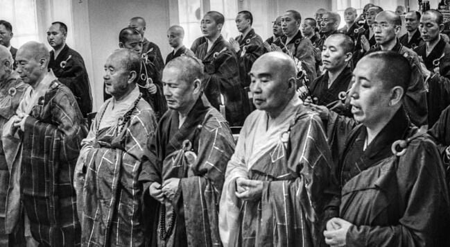 1963年5月政府安排56名高僧到美利樓,並在大樓設施兩座誦經壇。法會由下午2時進行至晚上11時半,儀式包括「放焰口」和灑法水等。(圖片來源:南華早報)