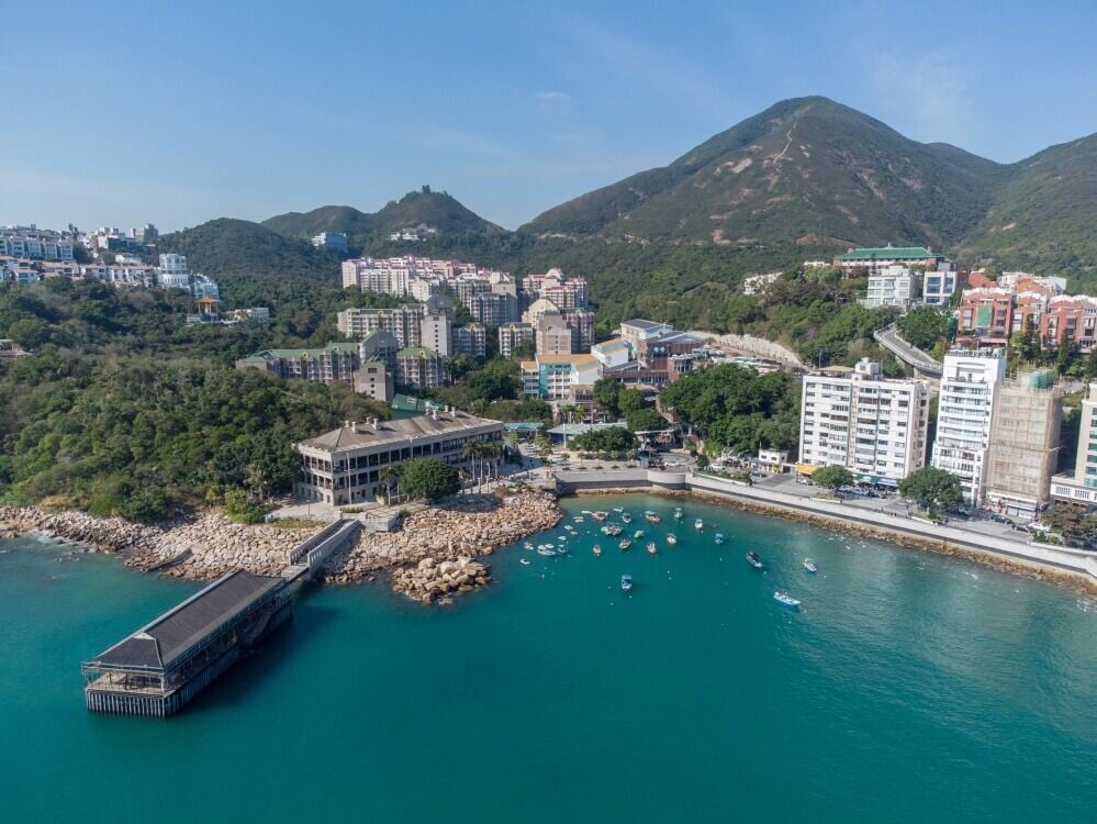 除了美利樓,赤柱海邊還薈萃了多項古建築和古物:包括同樣來自中環的卜公碼頭;幾根油麻地「同昌大押」的石柱,還有現立於美利樓外、來自英國軍艦添馬艦的旗桿。(圖片來源:Shutterstock)