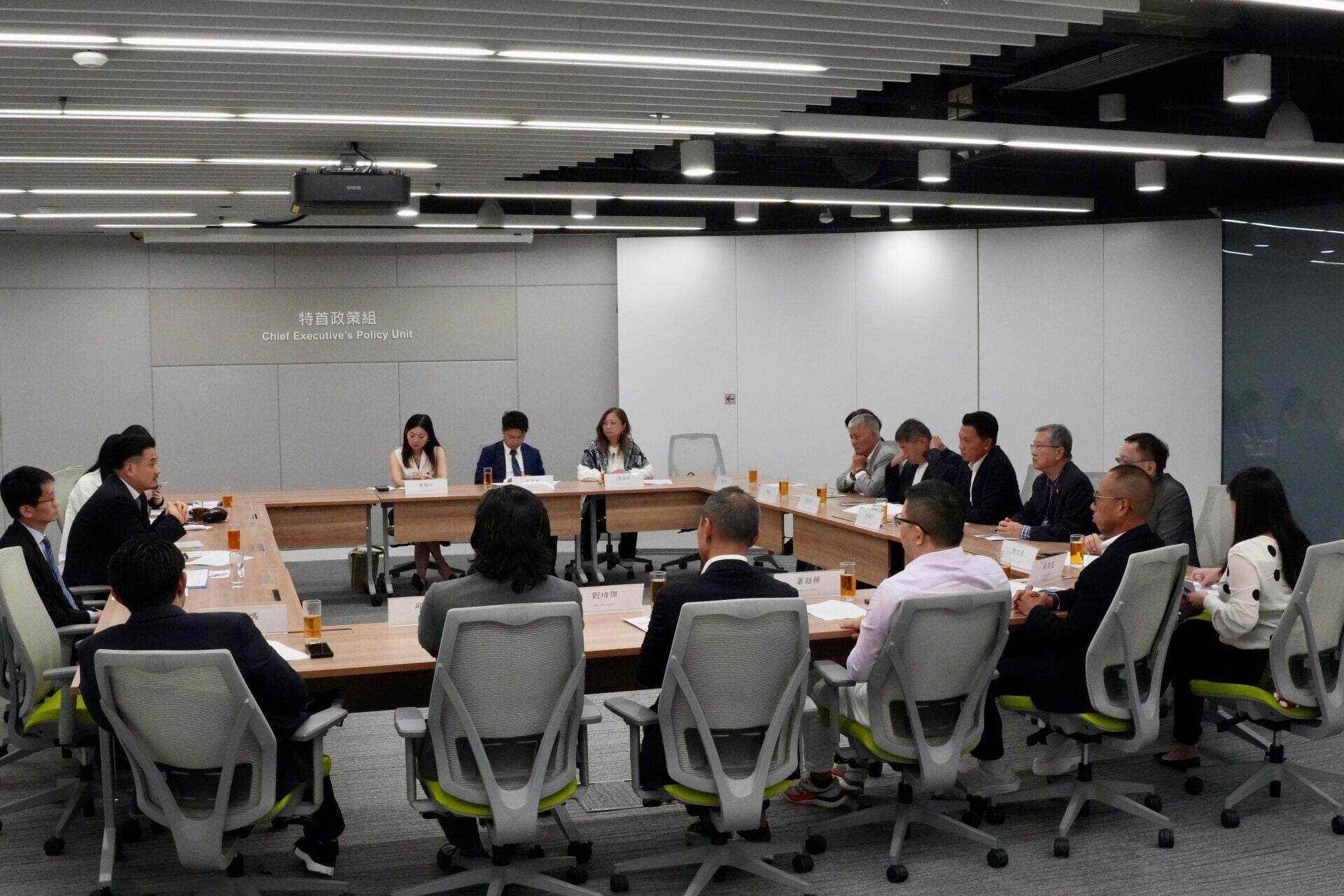 紡織及製衣界今天遞交施政報告及香港首份五年規劃建議書
