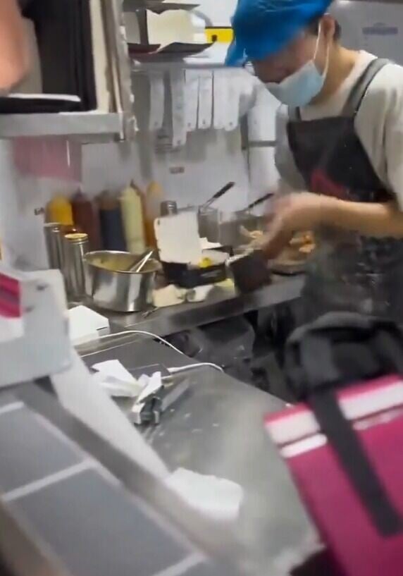 深圳一間炸雞外賣店日前僅一名男性新店員獨自當值