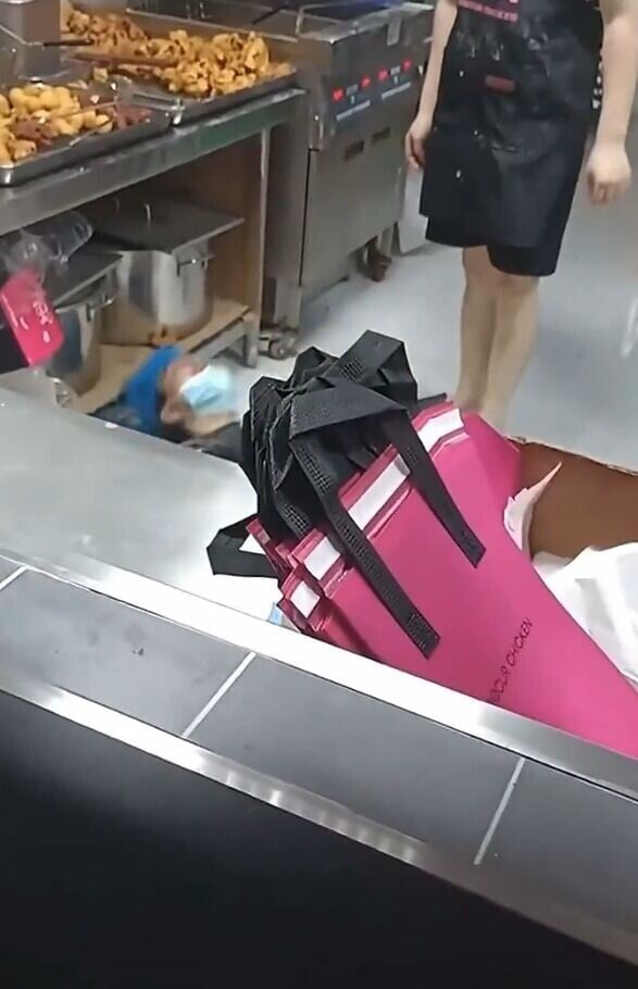 炸雞店的新店員因過度換氣引發呼吸性鹼中毒,雙手抽搐並癱倒在地