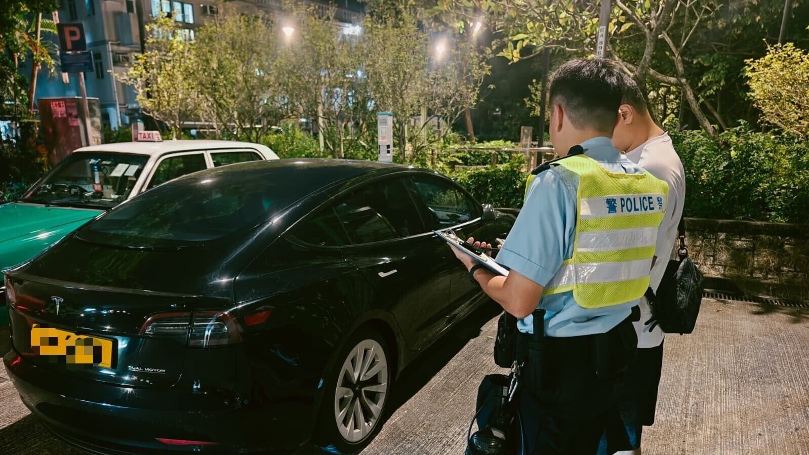 警方票控2名司機。