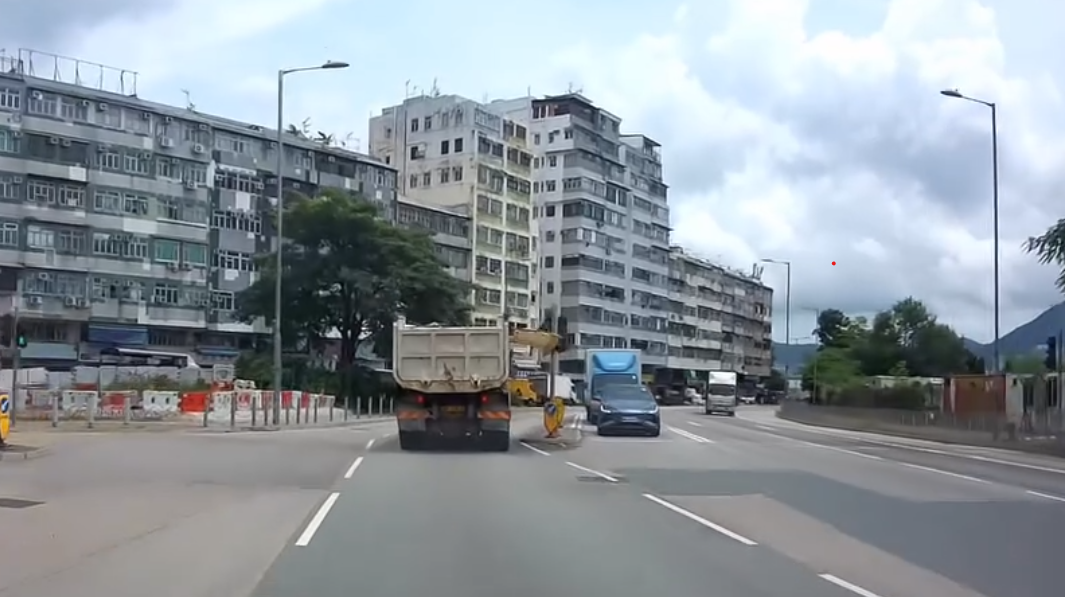 觀塘泥頭車面板突升起掃爛交通燈。(Threads@kevinchung)