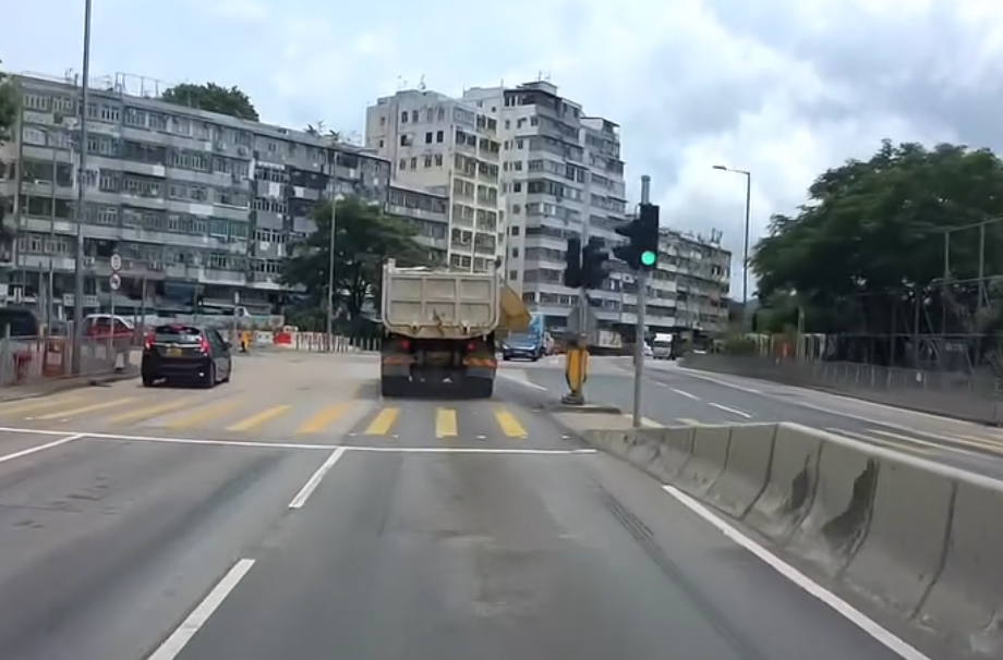 泥頭車右邊車身的面板突然升起。(Threads@kevinchung)