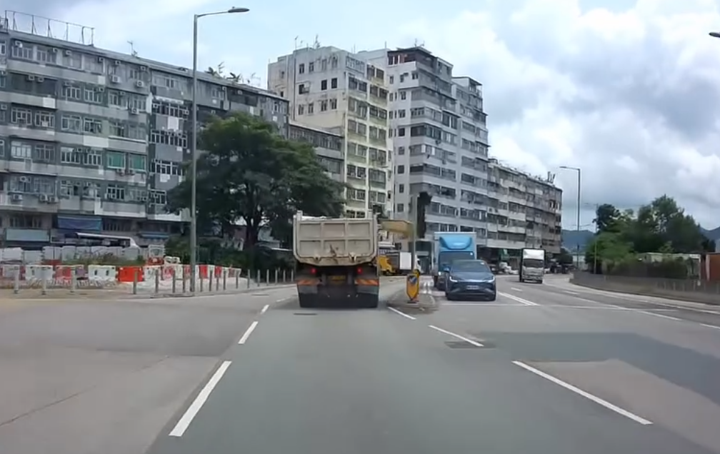 泥頭車右邊車身的面板掃爛交通燈。(Threads@kevinchung)