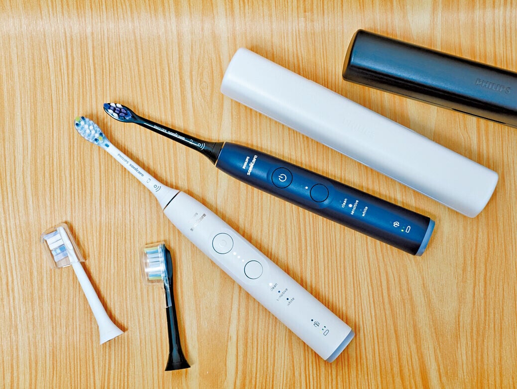 飛利浦Sonicare Series 6500有白色及軍藍色。