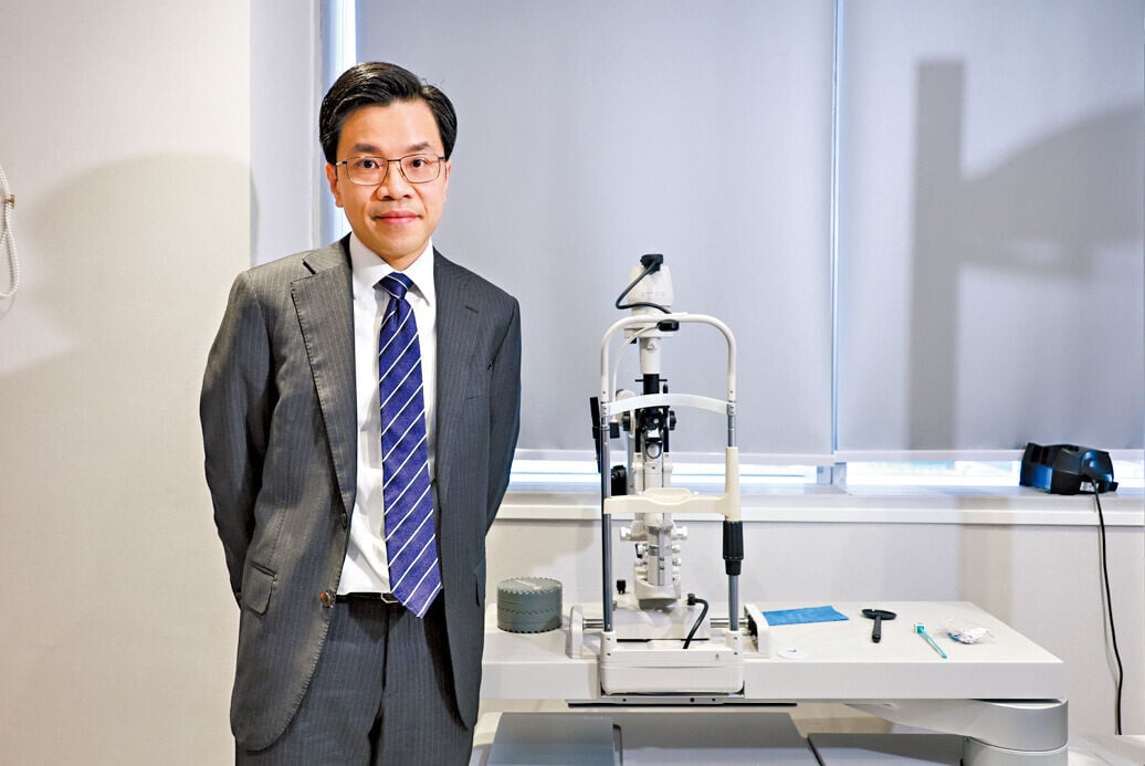 鄧啓達指眼周粒粒自行處理或引致出血、發炎感染,而且未必有效弄走粒粒,反而延誤治療。