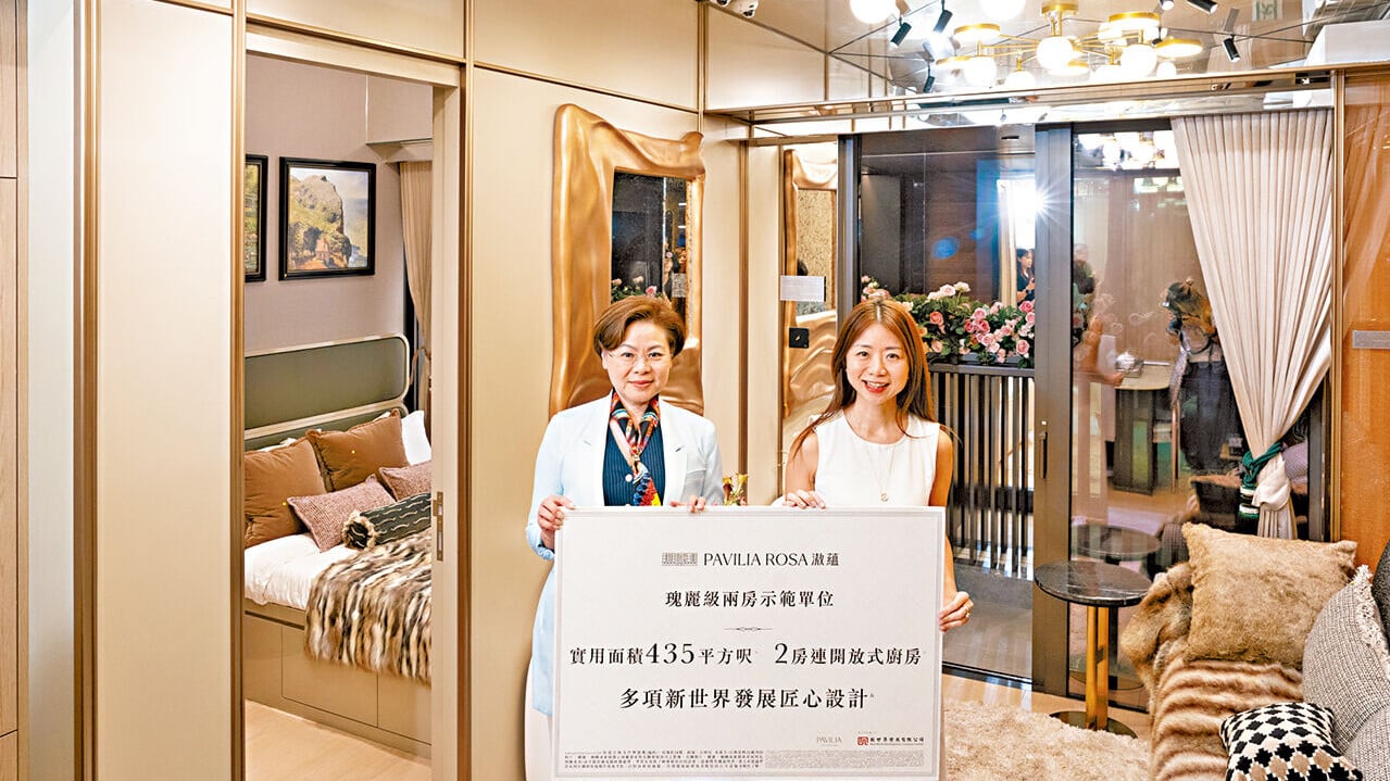 何家欣(右)稱，滶蘊昨開放已裝飾無改動兩房示範單位；左為鄭靜如。(蘇文傑攝)