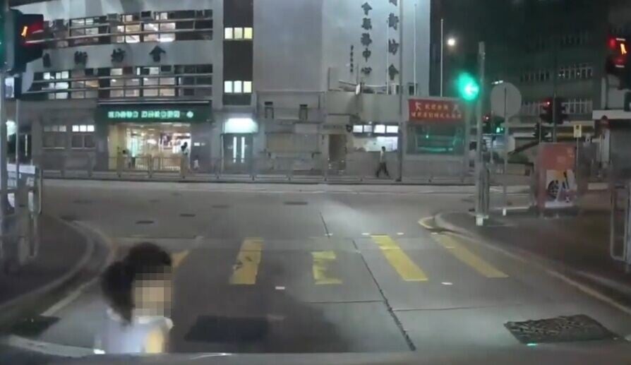 女童從車罅間由左至右跑出馬路,幸司機及時煞車。(FB/車cam L(香港群組))