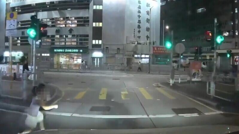 女童從車罅間由左至右跑出馬路,幸司機及時煞車。(FB/車cam L(香港群組))
