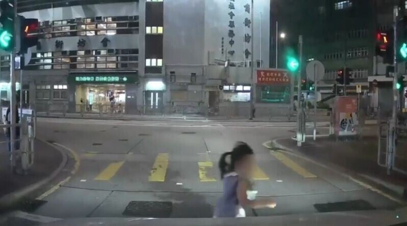 女童受驚在車頭前稍停步,隨即邊跑邊跳地離開,未知有沒有受傷。(FB/車cam L(香港群組))