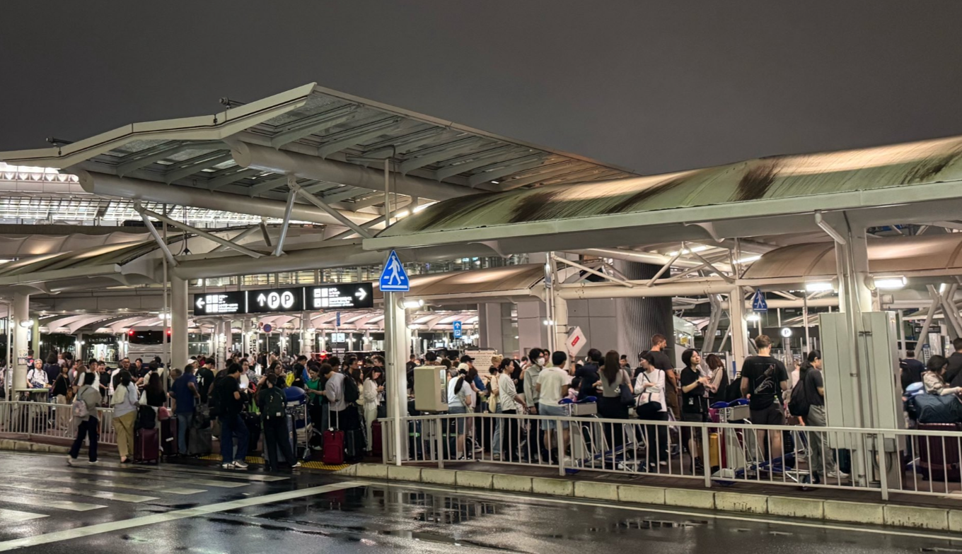 日本關東地區包括東京在內周四(13日)發生暴雨,千葉縣晚上發出最高級別的「5級大雨特別警報」,成田機場形同「陸上孤島」,大約7000人滯留過夜頓成「機場難民」(X)