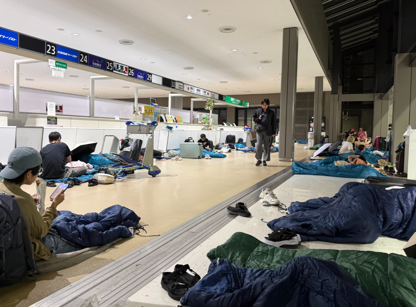日本關東地區包括東京在內周四(13日)發生暴雨,千葉縣晚上發出最高級別的「5級大雨特別警報」,成田機場形同「陸上孤島」,大約7000人滯留過夜頓成「機場難民」。機場方面向旅客派發睡袋、水及食物(X)