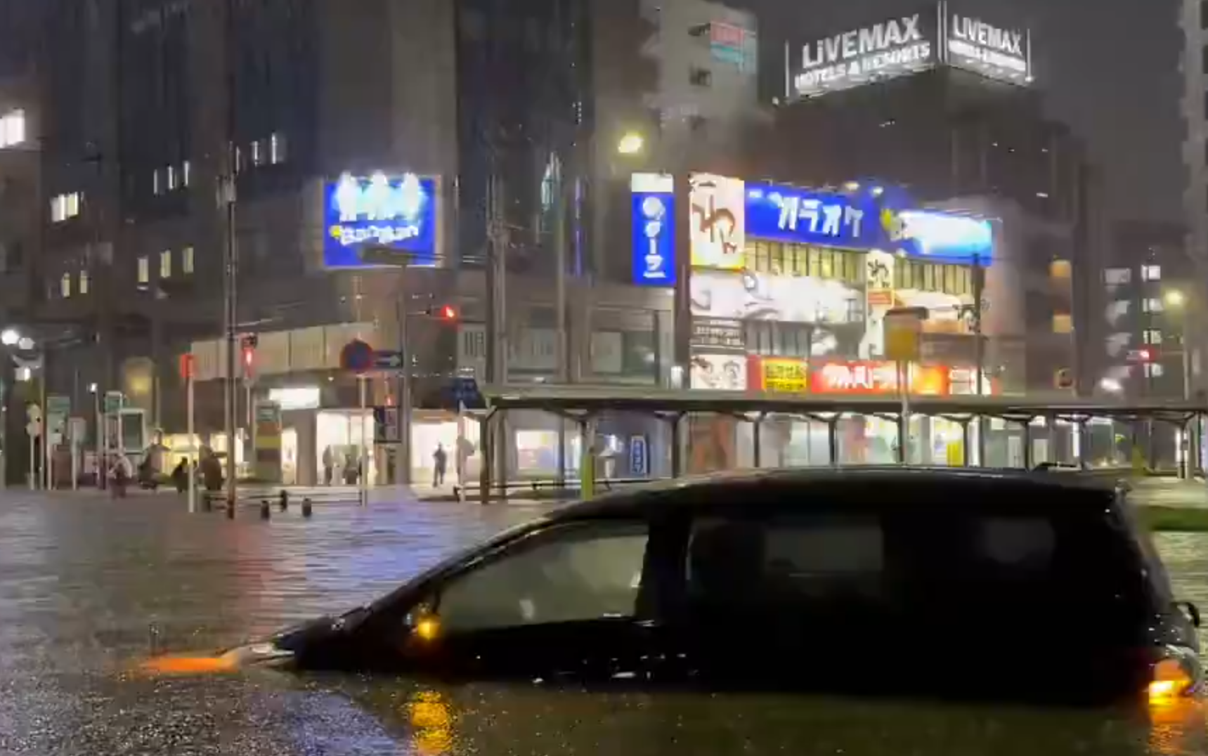 日本關東地區包括東京在內周四(13日)發生暴雨,多處道路積水及發生山泥傾瀉,千葉縣晚上發出最高級別的「5級大雨特別警報」(X)