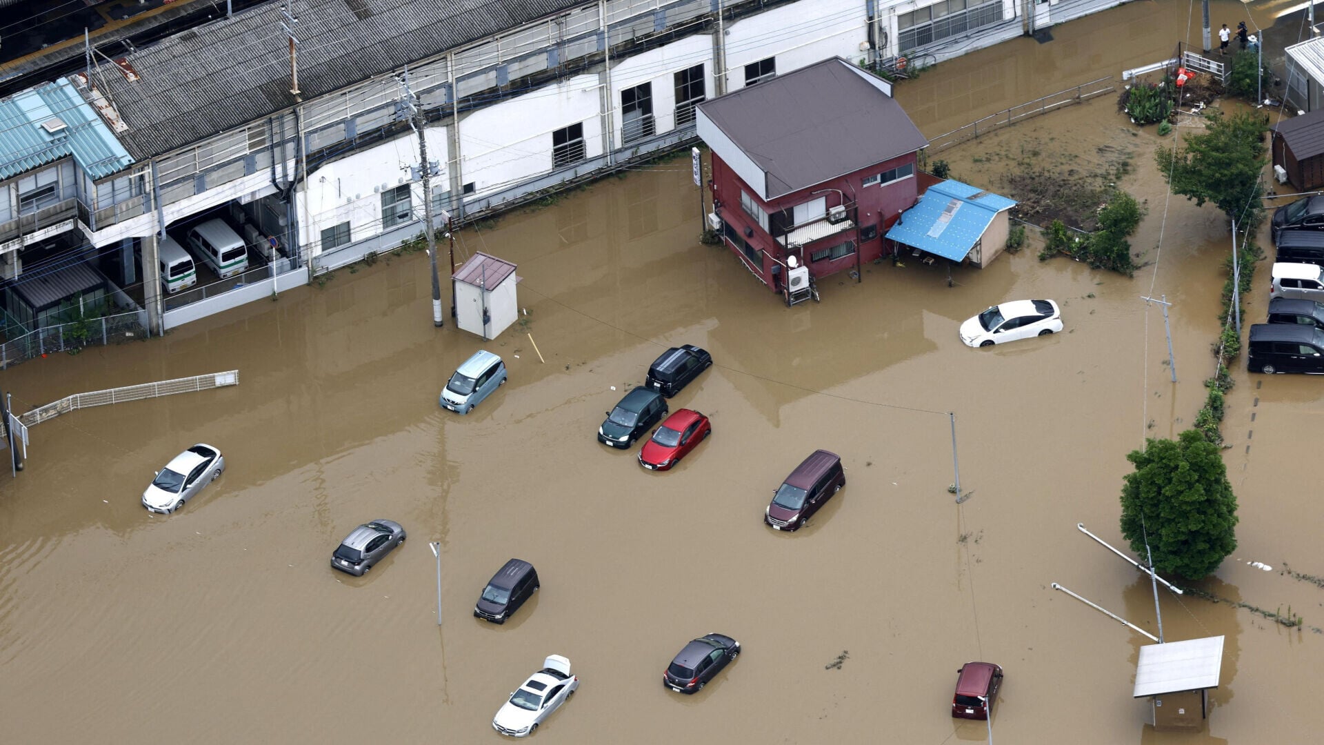 日本關東地區包括東京在內周四（13日）發生暴雨，多處道路積水及發生山泥傾瀉，千葉縣晚上發出最高級別的「5級大雨特別警報」(路透社)