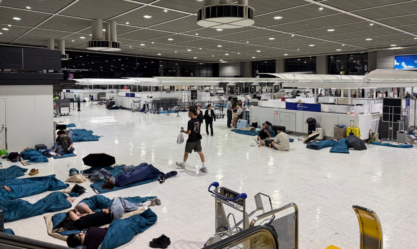 日本關東地區包括東京在內周四(13日)發生暴雨,千葉縣晚上發出最高級別的「5級大雨特別警報」,成田機場形同「陸上孤島」,大約7000人滯留過夜頓成「機場難民」。機場方面向旅客派發睡袋、水及食物(X)