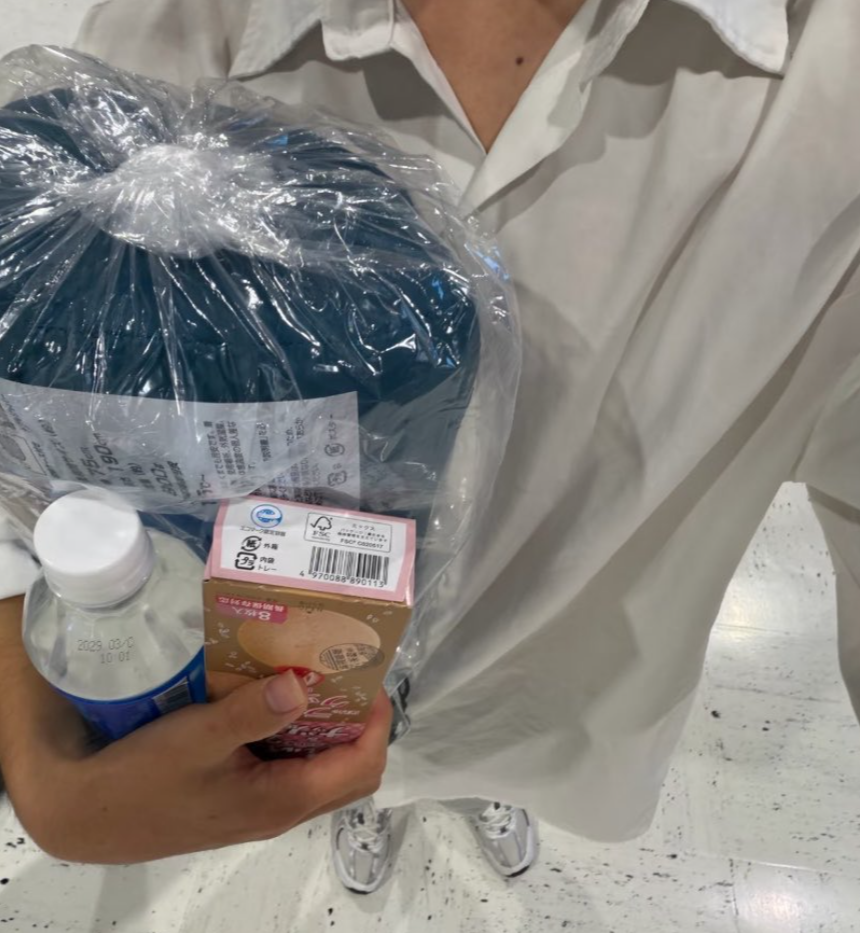日本關東地區包括東京在內周四(13日)發生暴雨,千葉縣晚上發出最高級別的「5級大雨特別警報」,成田機場形同「陸上孤島」,大約7000人滯留過夜頓成「機場難民」。機場方面向旅客派發睡袋、水及食物(X)