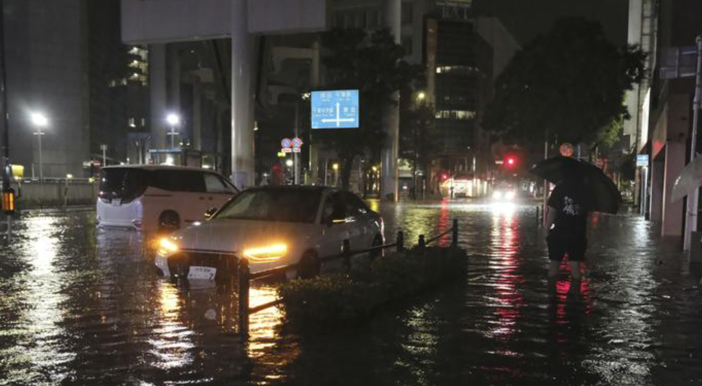 日本關東地區包括東京在內周四(13日)發生暴雨,千葉縣晚上發出最高級別的「5級大雨特別警報」(新華社)