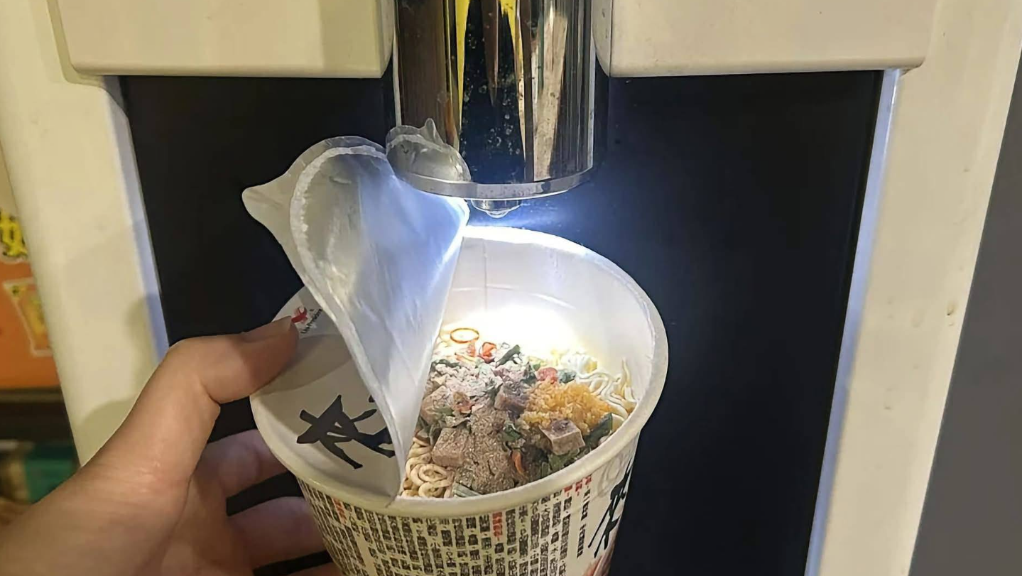 台灣一名於外商任職工程師的網民發帖表示，他的部門一名年輕同事日前突然提出離職，原因是公司飲水機的熱水不夠熱，導致每次泡杯麵都泡不爛，讓長官當場呆立5秒，帖文一出立刻引發網民熱議