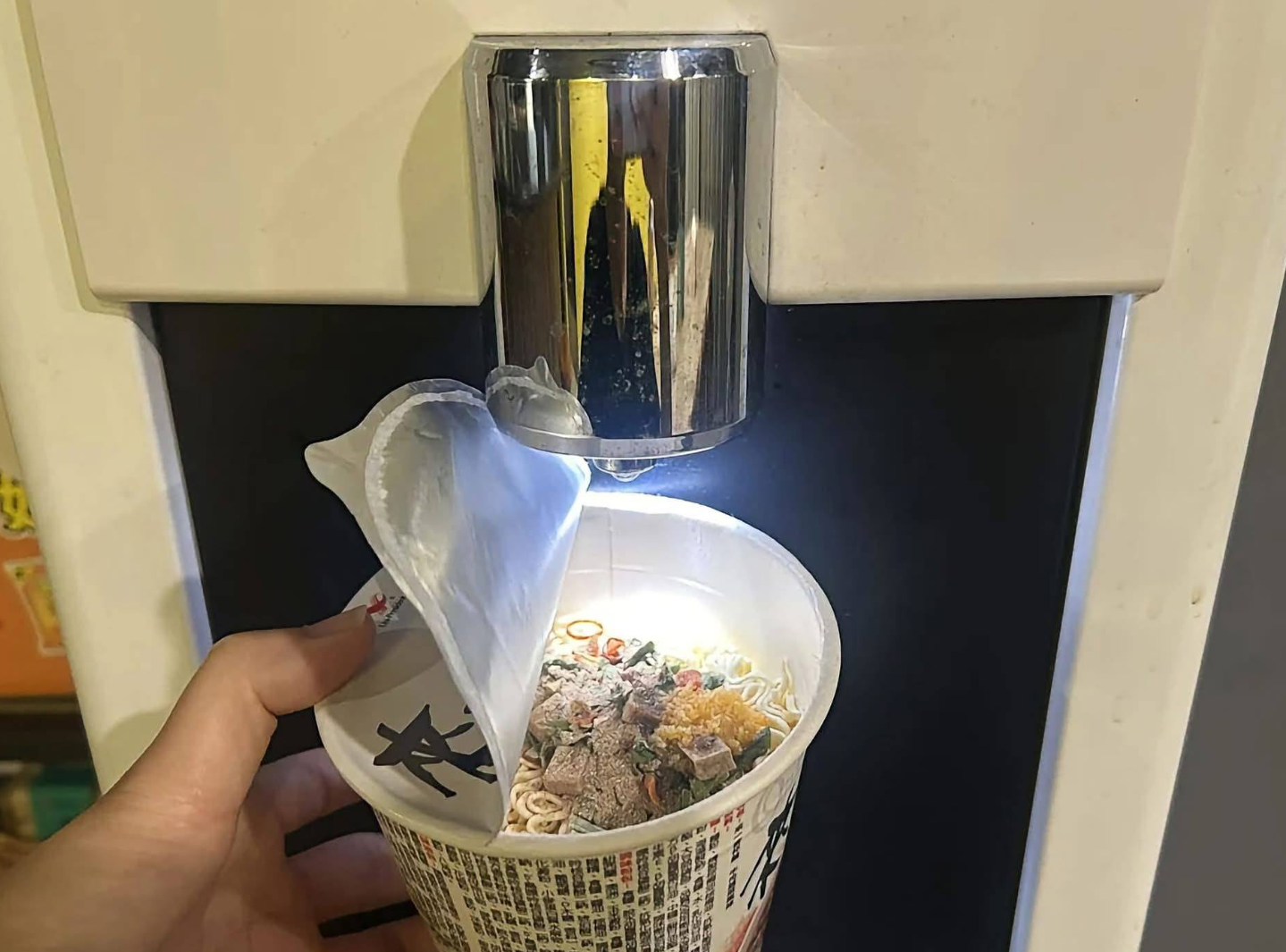 台灣一名於外商任職工程師的網民發帖表示,他的部門一名年輕同事日前突然提出離職,原因是公司飲水機的熱水不夠熱,導致每次泡杯麵都泡不爛,讓長官當場呆立5秒,帖文一出立刻引發網民熱議