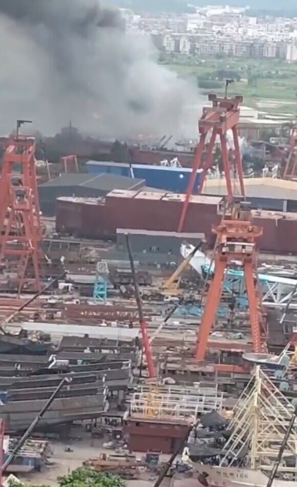 福建省福安市一間船廠13日發生火警,消防人員到場搶救時,起火船舶突然發生猛烈爆炸