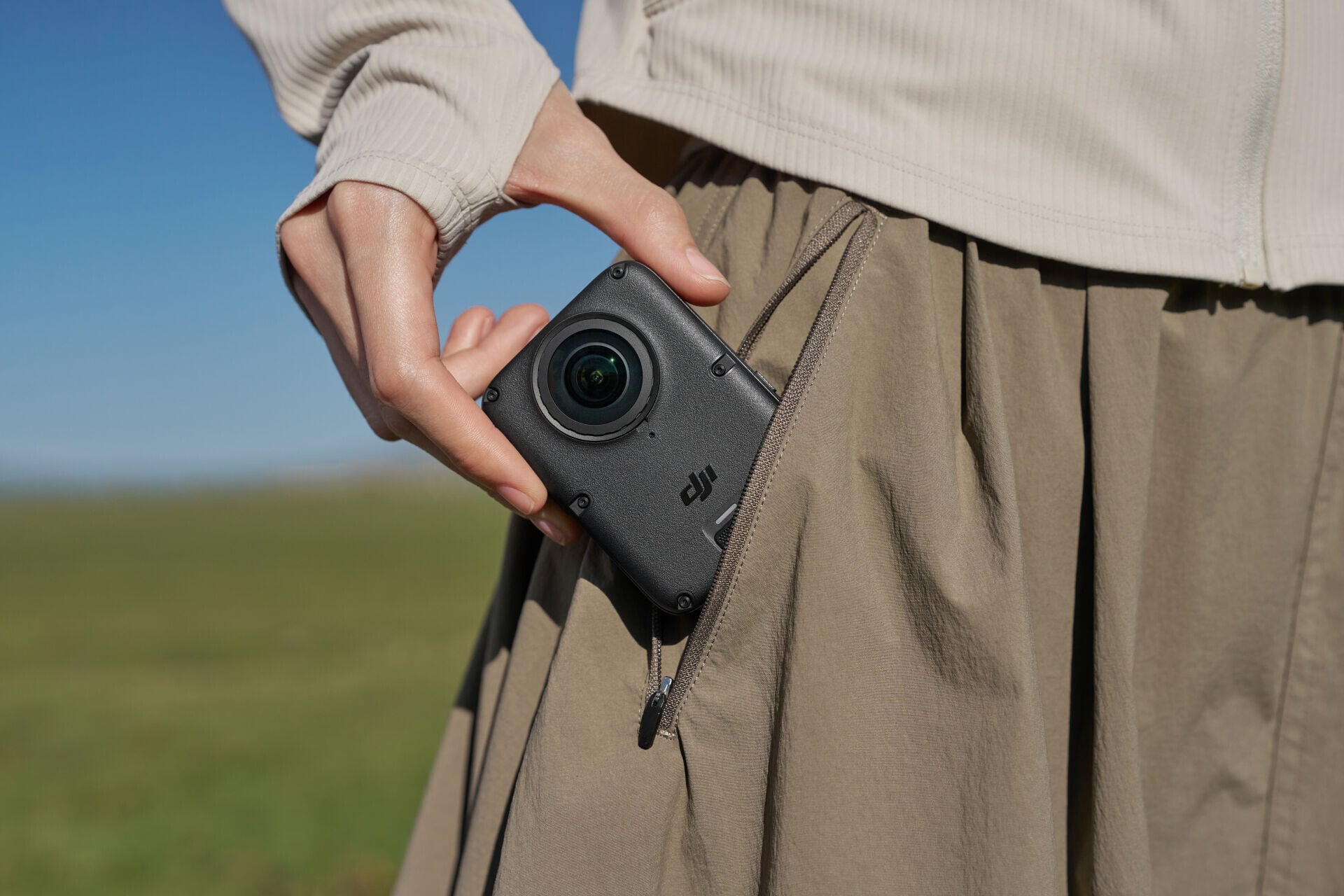 DJI Osmo 360 II全景相機機身小巧,僅重183g。