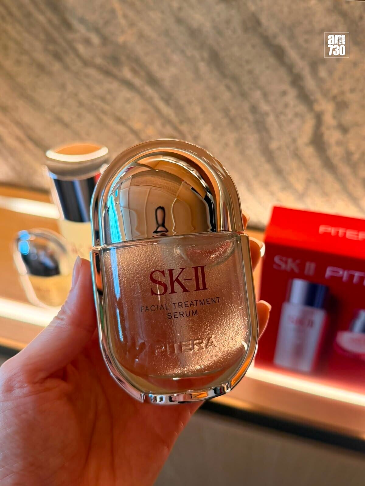 SK-II近日推出全新神仙鎖精華(Facial Treatment Serum),以「先滲後鎖」護膚概念,配合品牌皇牌成分PITERA及精華油活膚凝珠,主打緊緻、飽滿及透亮三大年輕肌關鍵。