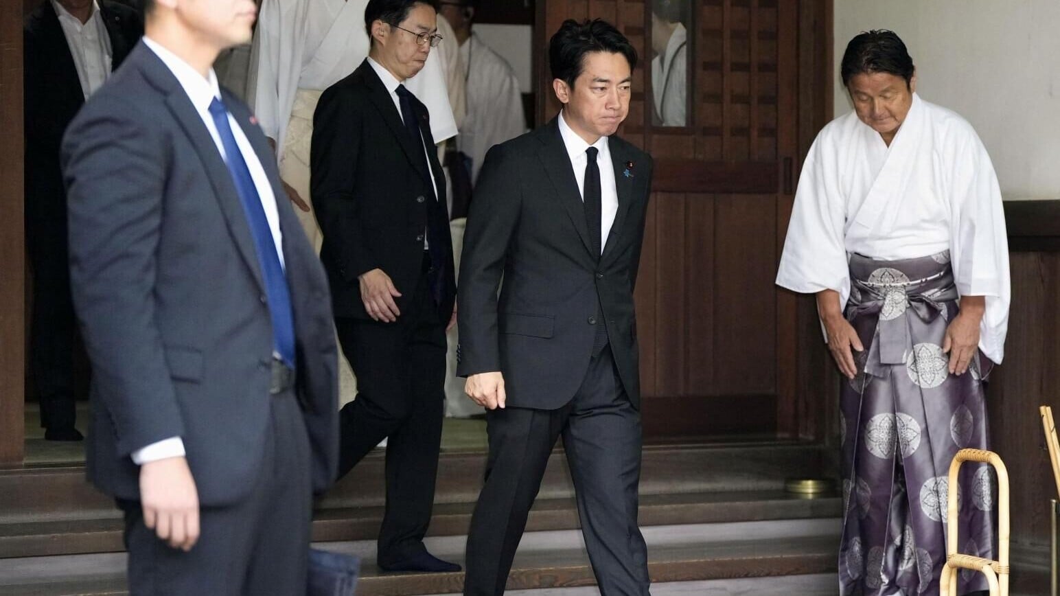 日本防衛大臣小泉進次郎（中）15日赴靖國神社參拜。（圖／路透社）