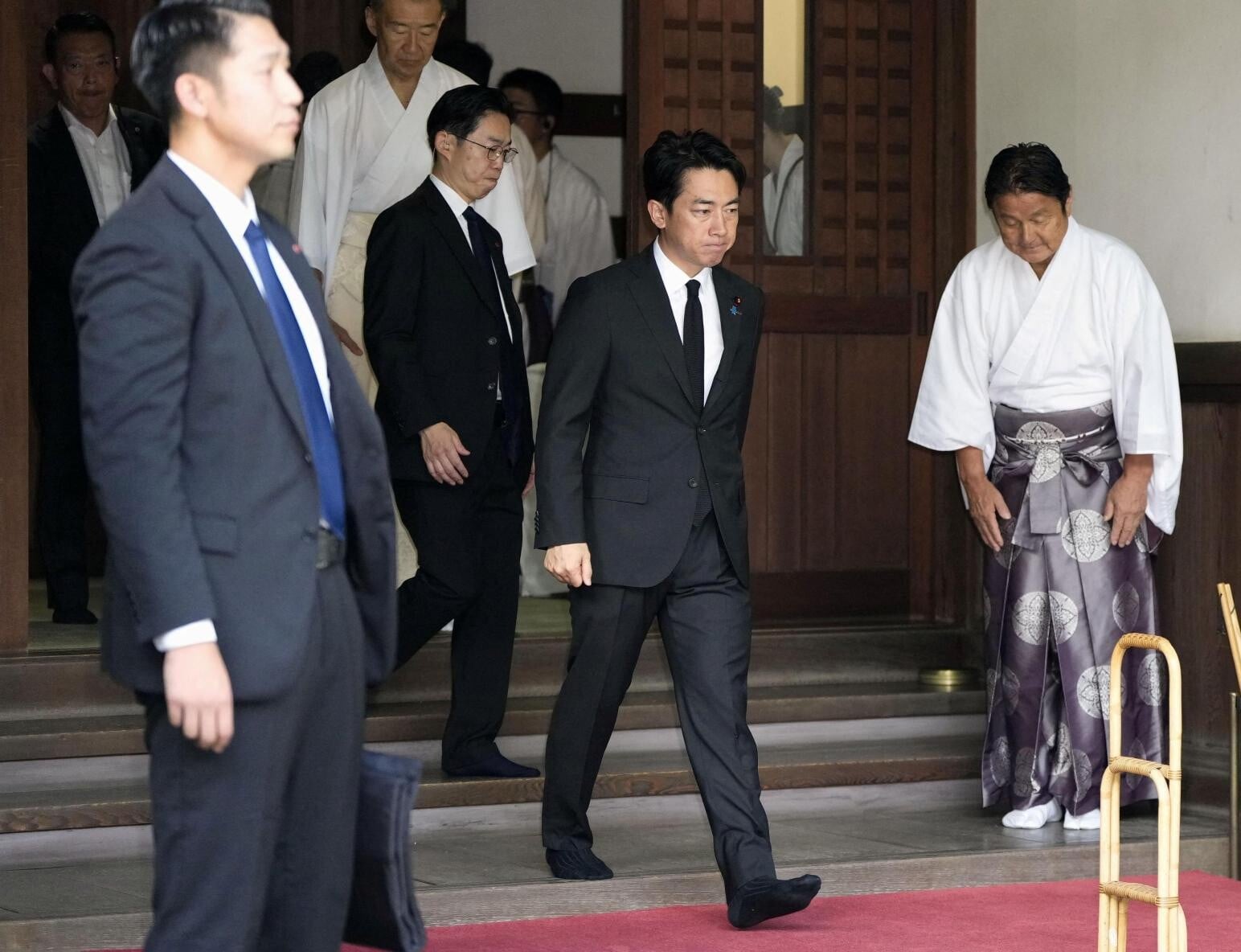 日本防衛大臣小泉進次郎(中)15日赴靖國神社參拜。(圖/路透社)