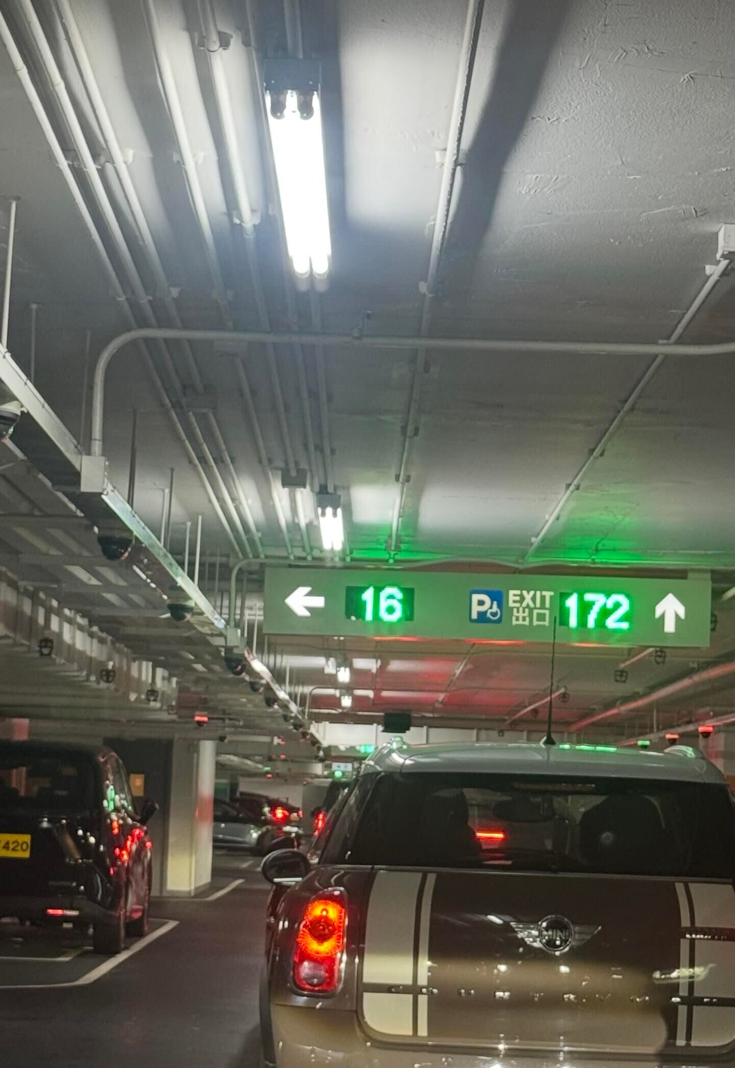 太古城中心停車場昨晚塞車(Threads)