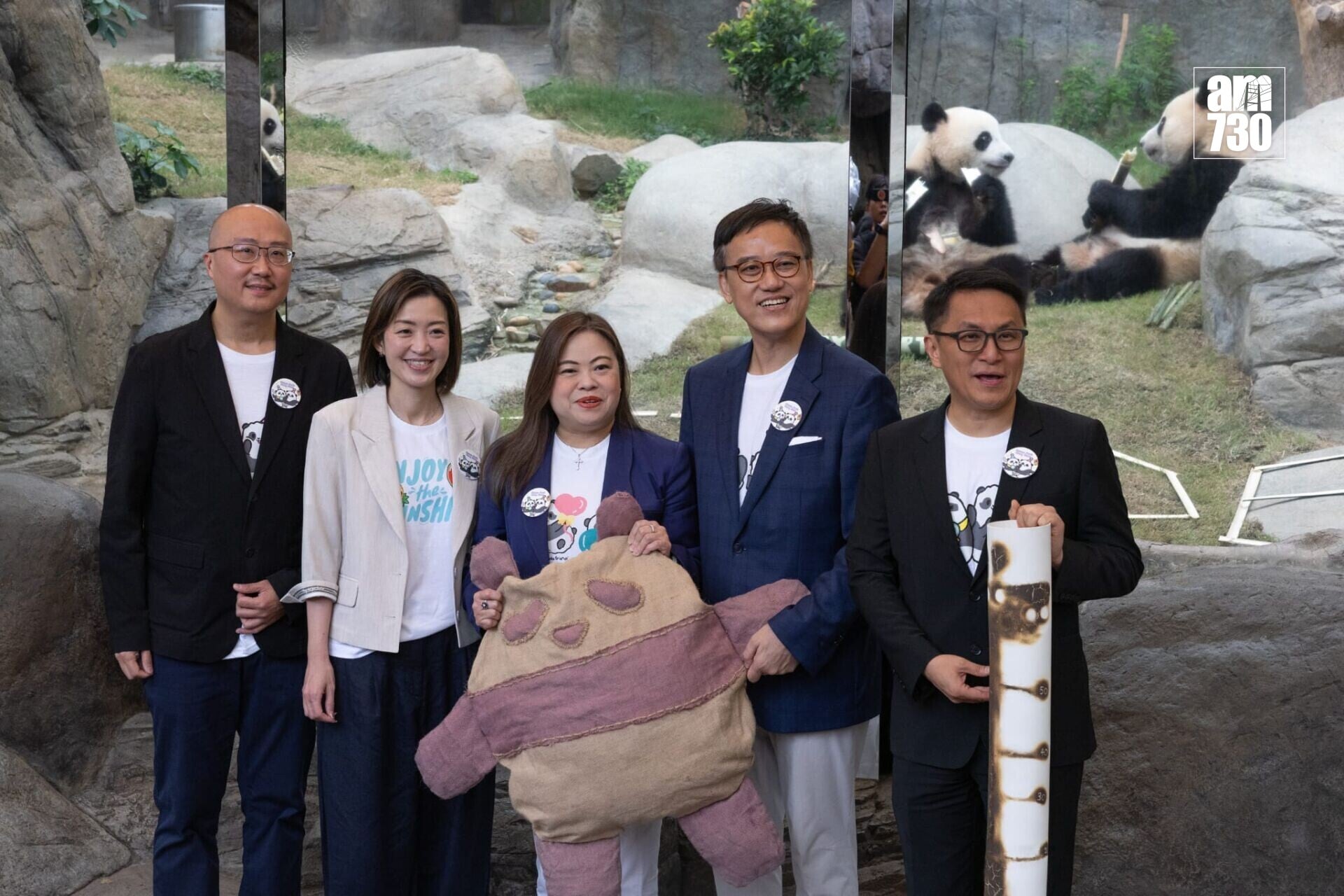 港產大熊貓龍鳳胎「加加」和「得得」今日兩歲生日,海洋公園為牠們舉辦生日派對。(蘇文傑攝)
