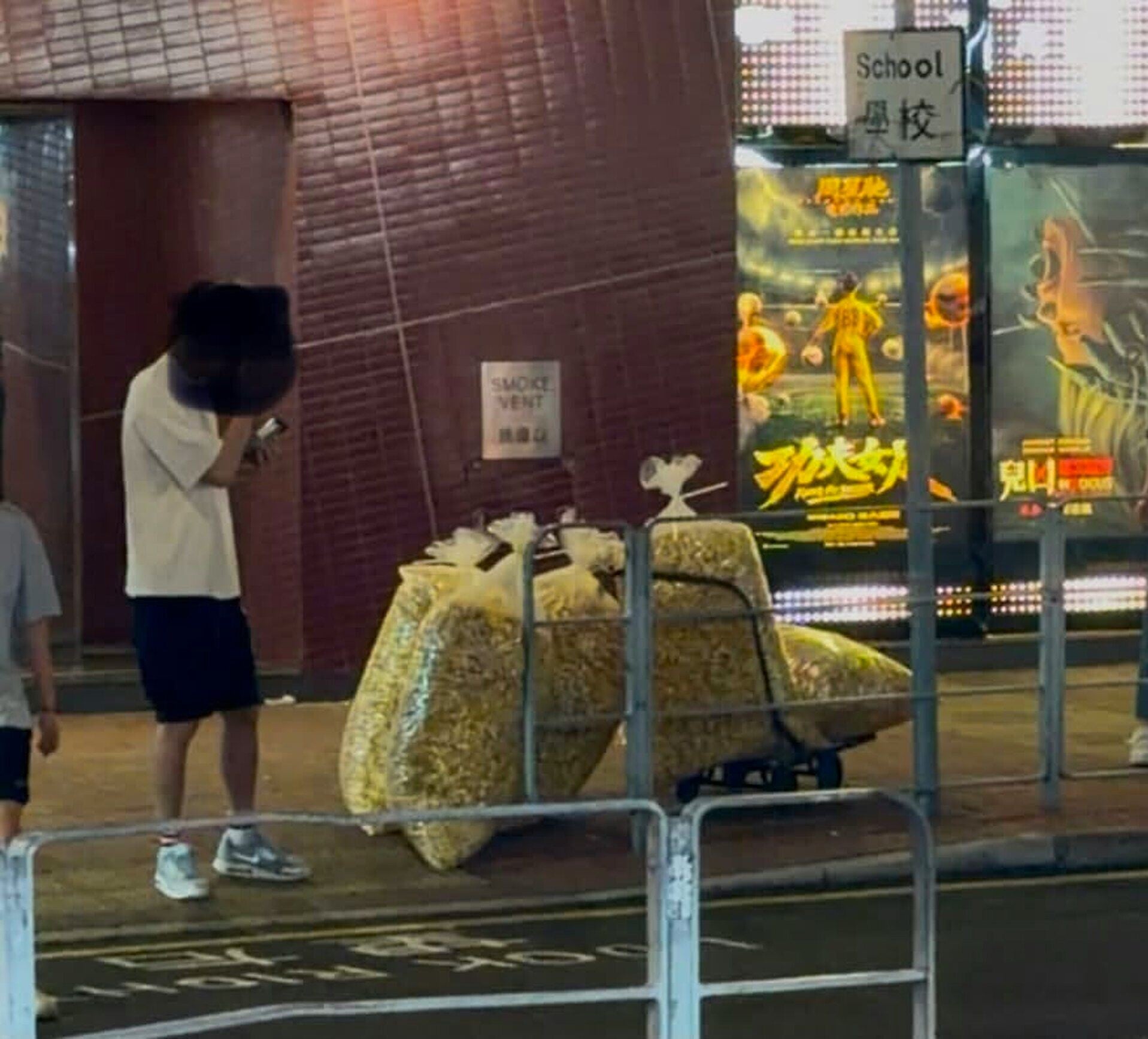 有市民目擊有戲院職員在街頭交收爆谷(FB食在荃灣群組圖片)