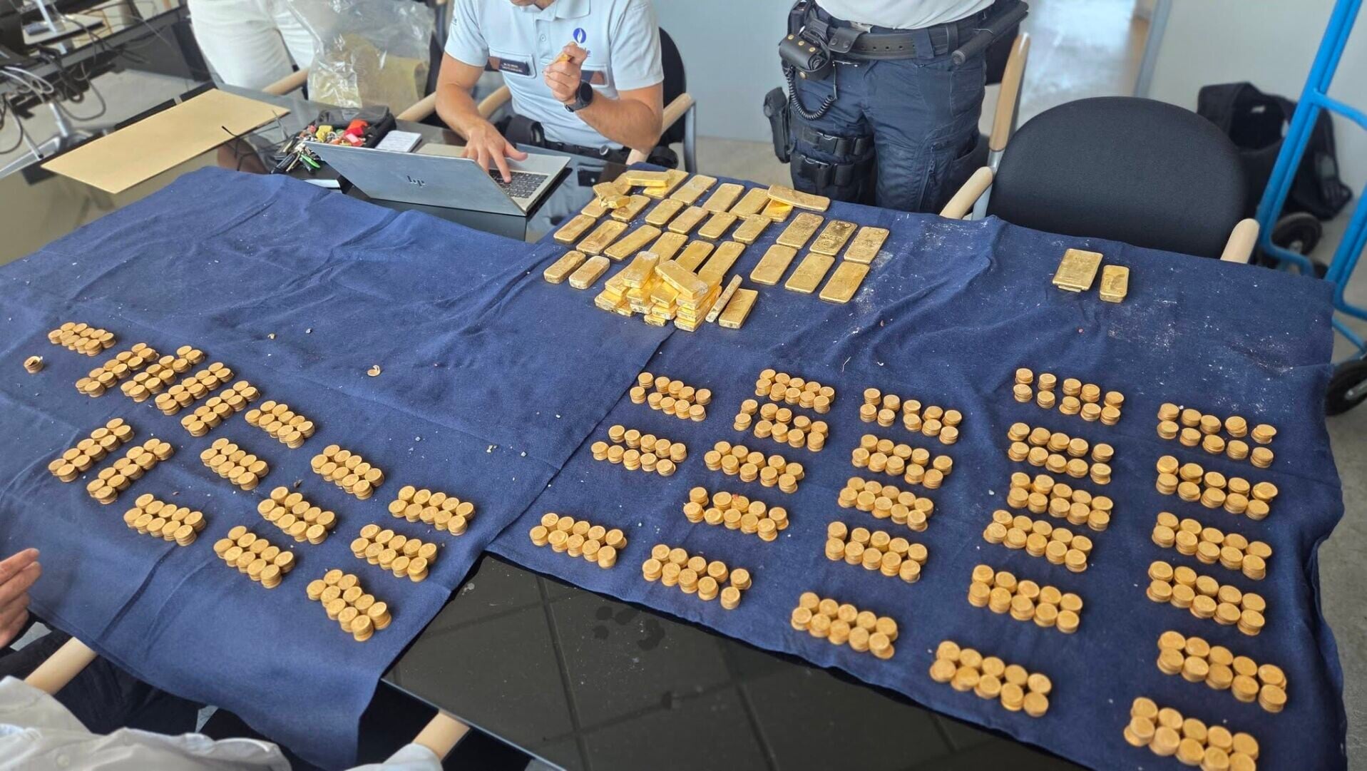 金幣與金條,總價值高達900萬歐元,工人更有機會5年後獲得部份黃金