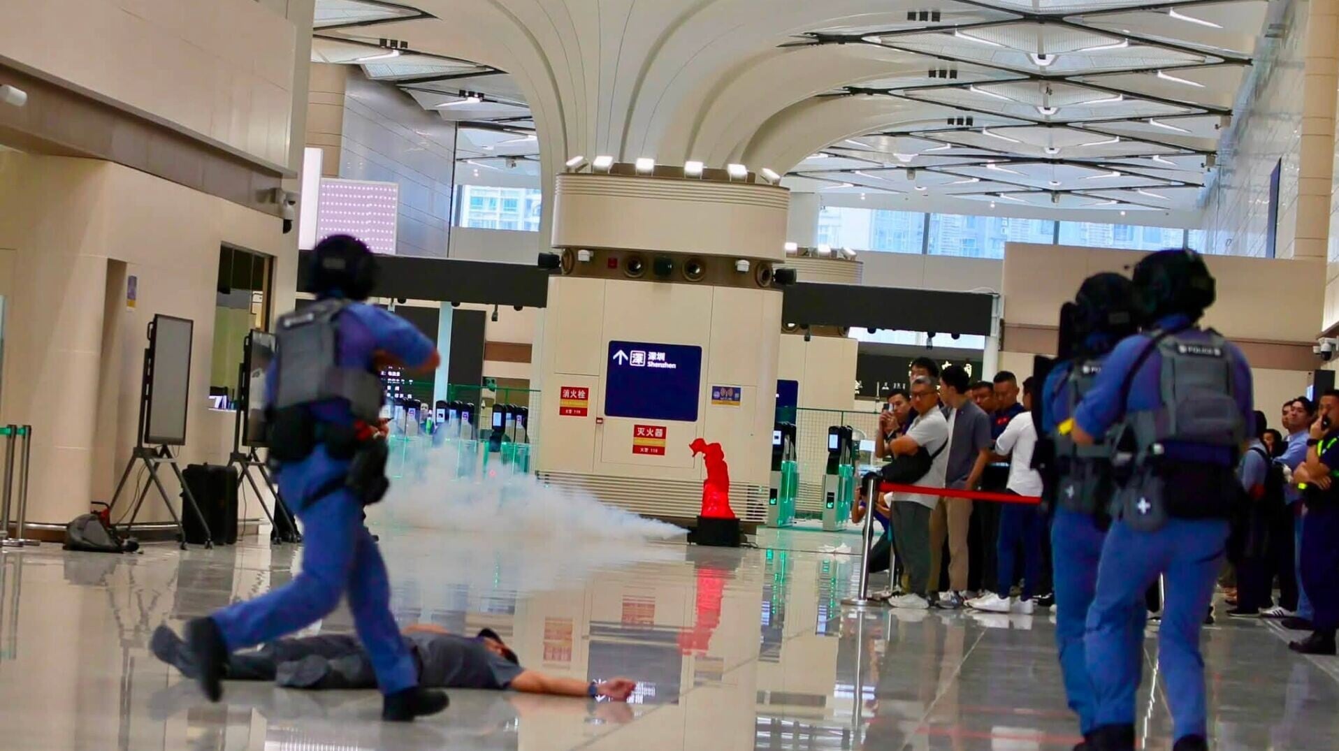 港府今日於皇崗口岸港方口岸區舉行第二次大型演練，並進行跨部門反恐及重大事故演習。